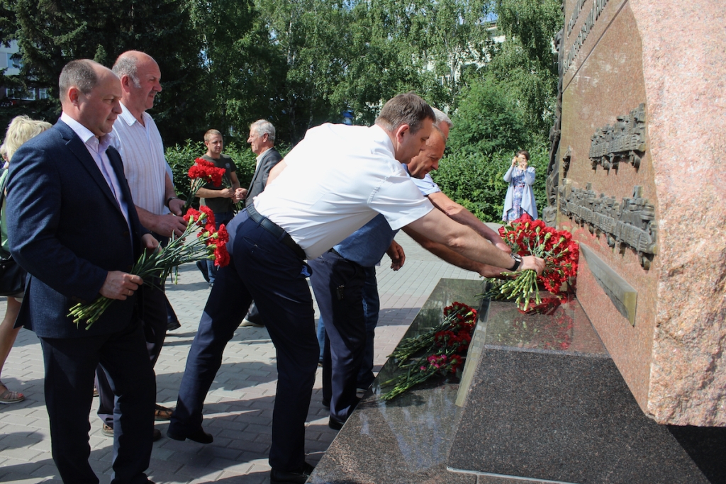 Участники Союза промышленников Алтайского края почтили память воинов и тружеников