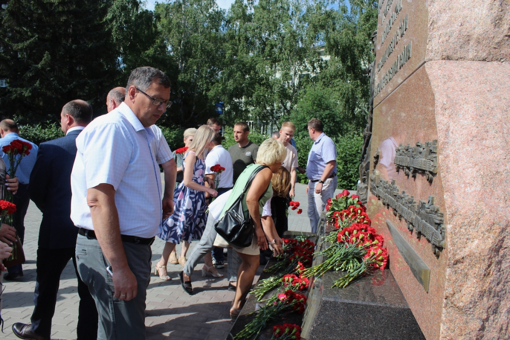 Участники Союза промышленников Алтайского края почтили память воинов и тружеников