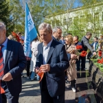 Митинг в честь Дня Победы прошел у стелы эвакуированных заводов в Барнауле 9 мая 2024 года