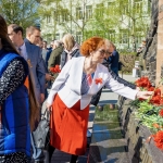 Митинг в честь Дня Победы прошел у стелы эвакуированных заводов в Барнауле 9 мая 2024 года