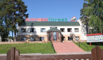 В 2025 году у компании "Алтай-Форест" юбилей – 20 лет. Уважаемые сотрудники компании «Алтай-Форест»! Примите искренние и тёплые поздравления с 20-летием со дня основания вашей компании! Два десятилетия — это фундамент, заложенный усилиями, знаниями, опытом и энергией множества людей. Это годы кропотливой работы, решений, риска и побед. Это история превращения небольшого предприятия в мощную, современную, социально ответственную компанию с узнаваемым брендом и высоким авторитетом. Сегодня «Алтай-Форест» — это флагман отрасли, который уверенно держит курс на развитие, ориентируясь на качество, эффективность, экологическую ответственность и заботу о человеке. Вы доказываете, что возможно совмещать технологический прогресс с бережным отношением к природе, быть успешным бизнесом и при этом нести социальную миссию. Продукция компании востребована в разных регионах России и за её пределами — от Китая до Ближнего Востока. За широким охватом поставок стоит прочная внутренняя система: производственная культура, точность в работе, стремление к развитию и постоянное повышение стандартов. Ваши ключевые ценности — профессионализм, ответственность, коллективное участие — отражаются в делах. Это проявляется в реальных действиях: в отношении к сотрудникам, к селу, к людям. Вы строите жильё, создаёте условия для достойной жизни, поддерживаете образование, спорт, культуру и духовное развитие. Храм Воскресения Христова, спортивные объекты, школа, дом культуры, ресторан в Ларичихе — это ваш вклад в развитие территории, её дух и устойчивость. Здесь не отделяются «производственные задачи» от человеческих, здесь всё взаимосвязано. Отдельного признания заслуживает ваша работа в области устойчивого лесопользования. Вы разумно относитесь к природным ресурсам, внедряете инновационные технологии, инвестируете в обновление оборудования и производственных процессов. Вы думаете не только о сегодняшнем дне, но и о будущем. Мы гордимся, что в Алтайском крае работает предприятие, объединяющее высокую производственную культуру, стратегическое мышление и заботу о человеке. "Алтай-Форест" укрепляет экономику региона, создаёте рабочие места, строите профессиональные сообщества. Пусть юбилей станет поводом оглянуться и с гордостью оценить сделанное, поблагодарить друг друга и зарядиться на следующие годы – движения вперёд. Желаем вам масштабных проектов, стабильности, новых рынков и новых побед. Пусть каждый день работы приносит удовлетворение, а рядом будут надёжные партнёры, крепкая команда и благодарные клиенты. С уважением, Правление Союза промышленников Алтайского края
