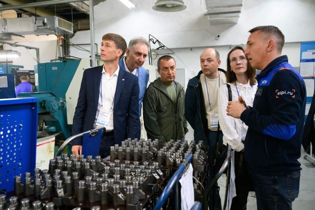 Фоторепортаж: делегации форума «Сибирский промышленник – 2025» на заводе АЗПИ