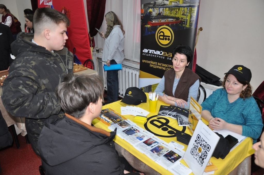 В Новоалтайске прошёл фестиваль инженерных и рабочих профессий «Заводская проходная»