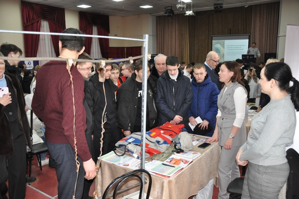 В Новоалтайске прошёл фестиваль инженерных и рабочих профессий «Заводская проходная»