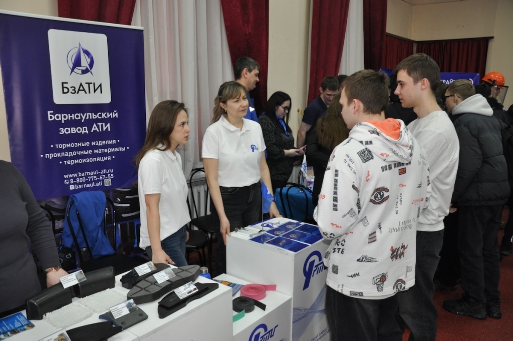 В Новоалтайске прошёл фестиваль инженерных и рабочих профессий «Заводская проходная»