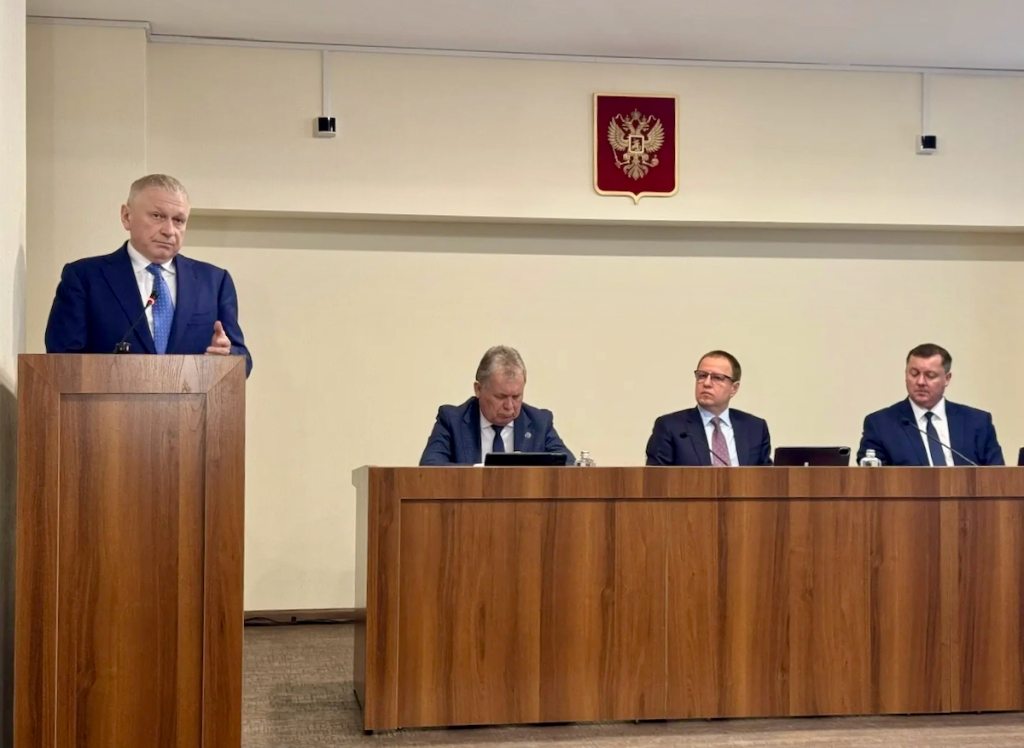 Промышленность Алтайского края подвела итоги 2025 года и наметила задачи на 2026-й На одной площадке собрались власть, промышленники и работодатели 31 марта в Алтайском крае прошло совместное совещание Министерства промышленности и энергетики региона, Союза промышленников Алтайского края и Общественного совета при Минпроме. На встрече заслушали отчет министра промышленности и энергетики Алтайского края Вячеслава Химочки, подвели итоги работы промышленного и энергетического комплексов за 2025 год и обозначили задачи на 2026-й. В мероприятии приняли участие Губернатор Алтайского края Виктор Томенко, председатель краевого Законодательного Собрания Александр Романенко, заместитель Председателя Правительства Алтайского края, министр экономического развития Евгений Дешевых, председатель комитета АКЗС Владимир Семенов, председатель Крайсофпрофа Иван Панов, председатель Союза промышленников Алтайского края, сопредседатель Координационного совета РСПП по СФО Юрий Шамков, исполнительный директор Союза промышленников Алтайского края Виктор Мещеряков, а также руководители промышленных предприятий и общественных организаций региона. Разговор был спокойный и по делу. Без попытки приукрасить реальность, но и без драматизации. Смысл встречи считывался довольно ясно: 2025 год для промышленности был непростым, однако отрасль продолжает работать, сохраняет опору, ищет новые решения и понимает, куда двигаться дальше. Что обозначил губернатор Виктор Томенко Позиция губернатора прозвучала коротко, но вполне ясно. Промышленность остается одной из ключевых отраслей экономики Алтайского края. В денежном выражении объем промышленного производства в регионе по итогам прошлого года вырос на 5%, а общая стоимость произведенной и отгруженной продукции приблизилась к 850 миллиардам рублей. Виктор Томенко поблагодарил людей, работающих в промышленности, и подчеркнул, что даже в сложных экономических условиях заводы края продолжают устойчиво развиваться. В этой оценке важен сам акцент. Никто не говорил, что год был легким. Но и говорить о каком-то тупике тоже не приходится. Край прошел сложный период без потери общего промышленного каркаса и сохранил основу для дальнейшего движения. Александр Романенко: поддержка промышленности останется в приоритете Председатель краевого парламента Александр Романенко сделал акцент на том, что в нынешних условиях особенно важна консолидация усилий исполнительной и законодательной власти, а также бизнеса. Он подчеркнул, что депутаты краевого парламента продолжат работу по совершенствованию регионального законодательства в интересах промышленности и инвестиционного климата. «Мы готовы рассматривать любые инициативы от промышленных предприятий, энергетиков и Министерства промышленности региона, направленные на совершенствование законодательства и дальнейшее развитие отрасли», — отметил Александр Романенко. Эта часть разговора тоже выглядела вполне практично. Промышленность сегодня требует не общих формулировок, а нормальной рабочей стыковки: где-то нужно быстро поправить правила, где-то поддержать инвестпроект, где-то убрать лишние барьеры. Доклад Вячеслава Химочки: с чем промышленность подошла к итогам 2025 года С основным докладом выступил министр промышленности и энергетики Алтайского края Вячеслав Химочка. Его выступление было самым объемным и самым предметным. Он сразу обозначил главный фон прошлого года: экономика работала в условиях так называемого охлаждения. Для предприятий это означало дорогие кредиты, сокращение инвестиционных программ, снижение спроса на технику, оборудование и комплектующие, а также более осторожное поведение рынка в целом. В этих условиях часть сборочных производств в стране переходила на неполную занятость и простои, а это напрямую било по заказам для предприятий Алтайского края. Вставка Охлаждение экономики — это период, когда деньги становятся дорогими, компании осторожнее инвестируют, а спрос на промышленную продукцию снижается. Для заводов это чувствительная история: меньше заказов, сложнее брать кредиты, труднее запускать новые проекты. По итогам 2025 года индекс промышленного производства в Алтайском крае составил 97,8%. Это ниже 100%, то есть физические объемы выпуска в целом сократились. При этом показатель оказался сопоставим со средним значением по Сибирскому федеральному округу. В денежном выражении промышленность края, наоборот, показала рост: общий объем произведенной и отгруженной продукции приблизился к 850 миллиардам рублей, что на 5% выше уровня 2024 года. Вставка Индекс промышленного производства показывает, произвели ли предприятия больше или меньше продукции, чем годом раньше. Если он ниже 100%, значит, выпуск в физическом объеме снизился. Это один из базовых показателей в любом отчете о состоянии промышленности. Он помогает понять не только денежный результат, но и реальную загрузку отрасли. При этом доклад Химочки не сводился к одной общей цифре. Он отдельно показал, что внутри промышленности картина была разной. В числе направлений с положительной динамикой он назвал производство одежды, химических веществ и готовых металлических изделий. В добывающем секторе рост обеспечила добыча металлических руд. Иначе говоря, даже в сложный год промышленность края не провалилась целиком — в ней сохранялись направления, которые продолжали расти и вытягивать общую картину. Отдельное внимание министр уделил финансовому состоянию предприятий. По его словам, снижение спроса и удорожание заемных средств ударили по инвестиционной активности. Объем инвестиций в промышленность и энергетику края составил 52 миллиарда рублей, что ниже уровня предыдущего года. При этом предприятия продолжили привлекать поддержку: без учета пищевой промышленности в 2025 году они получили 2,7 миллиарда рублей федеральных средств и 283 миллиона рублей региональных субсидий, а Фонд развития Алтайского края выдал 19 льготных займов на общую сумму 812 миллионов рублей. Вставка Льготный заем — это деньги на развитие по ставке ниже обычной банковской. Когда кредиты на рынке становятся слишком дорогими, такие инструменты часто оказываются для предприятия единственным способом не заморозить модернизацию и обновление производства. Очень важным блоком доклада стала тема занятости. В отраслях обрабатывающей, добывающей промышленности и энергетики численность занятых в 2025 году превысила 131 тысячу человек. Основная доля работников — 78% — трудится именно в обрабатывающих производствах. При этом в самой обработке за год численность работников выросла почти на 5 тысяч человек. Одновременно с этим выросла и заработная плата: в обрабатывающих производствах средний уровень оплаты труда превысил 73 тысячи рублей, показав рост почти на 17%. Но и здесь министр говорил честно. Он отдельно отметил, что снижение спроса по ряду направлений привело к росту числа работников, находившихся в простое или на неполной занятости. Если в начале 2025 года по обрабатывающим предприятиям таких сотрудников было 32 человека, то к концу года — уже 770. Это показывает реальную сложность периода: предприятия старались держать коллективы, но давление рынка все равно ощущалось. Еще один важный блок доклада касался оборонно-промышленного комплекса. По словам Вячеслава Химочки, предприятия ОПК продолжили наращивать выпуск продукции, и в 2025 году рост в сопоставимых ценах составил 16,8%. Численность работников в этом секторе увеличилась более чем на 1,1 тысячи человек за год. Для Алтайского края это уже один из заметных факторов промышленной устойчивости, особенно с учетом роли бийской площадки. Вставка ОПК — это оборонно-промышленный комплекс, то есть предприятия, работающие на нужды обороны и безопасности страны. Для Алтайского края это не отвлеченная тема, а важная часть реальной промышленной экономики, кадровой нагрузки и инвестиционной повестки. Отдельно министр остановился на том, как предприятия края ищут новые продукты и новые рынки. Он привел примеры новых разработок и сертификаций на ряде заводов, отметив, что даже при снижении спроса предприятия продолжают осваивать новые виды техники, оборудования и комплектующих. В логике доклада это звучало как важный вывод: сложный год не остановил обновление номенклатуры и поиск новых точек роста. Заметное место в отчете заняла тема беспилотных авиационных систем. Вячеслав Химочка прямо сказал, что в Алтайском крае уже несколько лет формируется новая отрасль, связанная с применением, обслуживанием, подготовкой кадров и постепенным развитием собственных решений в сфере беспилотников. Регион уже вошел в первую десятку федерального рейтинга по уровню дронификации, а работу в этом направлении министерство намерено продолжать и дальше. Вставка Беспилотные авиационные системы — это дроны и все, что связано с их использованием: производство, настройка, обслуживание, обучение операторов, программирование и сервис. Для Алтайского края это одно из направлений промышленного и технологического развития. Еще один отдельный приоритет — роботизация. Министр напомнил о задаче, поставленной Президентом России: к 2030 году страна должна войти в число лидеров по внедрению промышленных роботов. По его словам, в Алтайском крае уже действует новая программа Фонда развития региона «Роботизация промышленности», по которой предприятия могут получить льготный заем на покупку роботов и робототехнических комплексов. Ставка по таким займам составляет от 4 до 6% годовых. Вставка Роботизация — это внедрение в производство промышленных роботов и автоматизированных систем. Для предприятий это прежде всего способ сократить зависимость от кадрового дефицита, поднять производительность и сделать выпуск более стабильным. Коснулся Химочка и энергетики. Общее потребление электроэнергии в Алтайском крае по итогам 2025 года составило 10,7 миллиарда киловатт-часов. В рамках инвестиционных программ выполнено техническое перевооружение 10 подстанций, завершены работы по главному корпусу ТЭЦ в Яровом с вводом нового котлоагрегата, проведена модернизация турбины на Бийской ТЭЦ. Среди задач 2026 года министр назвал подготовку к следующему отопительному периоду, работу с тепловыми сетями, экологические вопросы в крупных городах и дальнейшее обеспечение надежности энергосистемы. Вставка Топливно-энергетический комплекс — это вся система, которая обеспечивает регион светом, теплом и энергией: электросети, генерация, ТЭЦ, теплосети, ремонты, подключения новых объектов. Без нормальной энергетики невозможно развитие промышленности, запуск новых производств и стабильная работа действующих предприятий. В завершение своего доклада Вячеслав Химочка обозначил основные задачи на 2026 год. В их числе — сопровождение проектов предприятий оборонно-промышленного комплекса, кадровое обеспечение отраслей, стимулирование автоматизации и роботизации, развитие беспилотных авиационных систем, запуск первого индустриального парка в Алтайском крае, а также помощь предприятиям гражданского сектора в привлечении льготных средств федерального и регионального уровня. Юрий Шамков: Бизнесу и власти важно сохранять плотное рабочее взаимодействие Выступление Юрия Шамкова по тону было спокойным и рабочим. Он поблагодарил Министерство промышленности и энергетики Алтайского края за системную работу с предприятиями региона и отметил, что для Союза промышленников такие встречи важны, потому что здесь обсуждается все, чем сейчас живет реальный сектор: производство, инвестиции, кадры, меры поддержки, устойчивость предприятий и дальнейшие перспективы. Это звучало не как формальность, а как вполне понятная оценка общей ситуации. Шамков сказал, что 2025 год был непростым для промышленности. Высокая стоимость заемных средств, охлаждение экономики и общее снижение деловой активности усложнили для предприятий запуск новых проектов, расширение производств и инвестиционное планирование. При этом он не драматизировал ситуацию, а скорее подвел к очевидному выводу: промышленности сейчас особенно важно плотное и спокойное взаимодействие бизнеса и власти. В этом же контексте он напомнил о федеральной повестке, которая прозвучала на съезде Российского союза промышленников и предпринимателей. Президент России Владимир Путин на съезде РСПП 26 марта 2026 года говорил о необходимости сохранять вектор поступательного развития экономики и обеспечивать устойчивый рост, а в центре обсуждения были инвестиции, кадры, технологии и условия для работы бизнеса. Для региональной промышленности это выглядит вполне прикладно: предприятиям нужны предсказуемость, понятные решения и рабочие инструменты поддержки. Юрий Шамков отдельно отметил и то, что в Алтайском крае есть примеры, когда взаимодействие власти и бизнеса уже получает практическое продолжение. В качестве такого примера он назвал создание индустриального парка в Барнауле на территории бывшего хозяйства «Индустриальное». Это тема, которая в последние годы поднималась много раз, и теперь она вышла в практическую плоскость. Отдельно Юрий Шамков сделал акцент на совместной работе по конкурсам, отраслевым проектам и инициативам, которые укрепляют саму промышленную среду. Он отметил значение таких мероприятий, как конкурс «Лучшее промышленное предприятие», конкурс в области науки и техники, конкурс «Лучший социально ответственный работодатель года», День промышленника. Юрий Шамков отметил: Промышленность держится не только на заказах и кредитах, но и на уважении к профессии, на нормальном профессиональном климате, на внимании к людям и к лучшим практикам. Серьезное место в речи Шамкова заняла кадровая тема. Для промышленности края она остается одной из самых острых. Поэтому Союз промышленников продолжает работать вместе с партнерами по направлениям, связанным с профориентацией и вовлечением молодежи в инженерные и рабочие профессии. В числе таких проектов он назвал «Открытую промышленность», «Заводскую проходную» и «РЕАЛЬНОЕ ДЕЛО». Эти инициативы и раньше занимали заметное место в работе Союза, а в нынешних условиях их значение только растет. Вставка Профориентация — это работа, которая помогает школьникам и студентам понять, где они могут себя найти в профессии. Для промышленности Алтайского края это уже вопрос не имиджа, а выживания: если сегодня не показать молодежи завод как место роста и будущего, завтра просто некому будет работать. В этом же блоке Шамков привел и свежий пример социальной и образовательной работы — проект АТИШКА, который в марте открылся на базе Барнаульского завода АТИ под эгидой организации «Жены Героев. Алтайский край». Смысл проекта в том, чтобы на площадках промышленных предприятий формировать кружки и объединения для детей участников СВО, где ребята смогут знакомиться с реальными производственными навыками. Хороший пример того, что промышленная среда в крае живет не только производственными задачами Еще одна тема, на которой Шамков остановился отдельно, — социальное партнерство. Он напомнил о работе Союза в трехсторонней комиссии, где объединение выступает координатором стороны работодателей, и привел пример Барнаульского завода РТИ, первым в крае подписавшего соглашение о реализации Корпоративного демографического стандарта. В марте 2026 года на предприятии уже вручили первый сертификат на 500 тысяч рублей сотруднице при рождении ребенка. Юрий Шамков использовал этот пример как подтверждение того, что социальные решения на предприятиях могут быть вполне конкретными и работающими. Вставка Корпоративный демографический стандарт — это набор мер поддержки работников с детьми и молодых семей внутри предприятия. Для промышленности это способ удерживать людей, повышать стабильность коллективов и показывать, что предприятие думает не только о производстве, но и о жизни сотрудников. Отдельно он остановился на межрегиональном взаимодействии и профессиональных площадках. По его словам, для развития промышленности сегодня важны кооперация, обмен опытом и регулярный профессиональный диалог. В этом контексте он упомянул проект «Сибирский промышленник» и всероссийские научно-производственные форумы, которые уже проходят в Алтайском крае. В частности, 10 апреля 2026 года в Барнауле, в АлтГТУ, должен пройти Всероссийский научно-производственный форум «3D ПРОМТЕХ», посвященный аддитивным технологиям, 3D-печати, 3D-сканированию, цифровому производству и новым материалам. А 24 апреля в Барнауле пройдет VII Встреча главных энергетиков Сибири. Юрий Шамков также напомнил, что в феврале 2026 года был избран сопредседателем Координационного совета отделений РСПП по Сибирскому федеральному округу. Следующее заседание этого совета планируется провести 26 июня в Белокурихе. Для Алтайского края это дополнительная возможность обсуждать региональные промышленные вопросы в более широком сибирском и федеральном контексте. Завершая выступление, Юрий Шамков подчеркнул большую работу Союза промышленников и входящих в него предприятий в вопросах поддержки бойцов СВО и мирных жителей воссоединенных территорий. Этот акцент тоже был вполне уместен: для многих предприятий края участие в такой помощи давно стало частью общей ответственности и обычной практики, а не разовой кампанией. Энергетика и развитие производств: еще два акцента совещания Среди выступлений на совещании прозвучал и важный энергетический акцент. Директор филиала АО «Системный оператор Единой энергосистемы» — «Региональное диспетчерское управление энергетической системы Новосибирской области, Алтайского края и Республики Алтай» Дмитрий Махиборода говорил о том, что по мере развития промышленности вопросы энергетики выходят на первый план. Речь шла о возможностях энергосистемы Сибири и Алтайского края, о нагрузках, которые растут вместе с экономикой, и о том, что энергосистема должна заранее учитывать будущие потребности промышленных потребителей. Дмитрий Махиборода отметил, что в структуре энергопотребления значимую долю уже занимает обрабатывающая промышленность, а в энергосистеме Сибири в целом вопросы покрытия перспективного спроса напрямую связаны с точным прогнозированием и развитием инфраструктуры. Еще один практический блок был связан с промышленными инвестициями. Генеральный директор Алтайского шинного комбината Владимир Балабанов говорил о развитии предприятия, его перспективах и инвестпроектах, которые завод продолжает реализовывать даже в непростой рыночной ситуации. Комбинат ведет крупную программу модернизации и поддержки основных фондов на 2025–2027 годы общим объемом около 6 млрд рублей. В числе ключевых направлений — модернизация производства грузовых шин, запуск новой автоматизированной линии и обновление оборудования, которое для предприятия изготавливают сразу пять заводов — три в Китае и два в России. Награждение В завершение мероприятия лучшие работники промышленных отраслей были отмечены наградами Губернатора и Правительства Алтайского края, краевого парламента и Министерства промышленности и энергетики региона. Это логично завершило разговор об итогах года: промышленность — это прежде всего люди, которые держат производство, тянут сложные смены, сохраняют коллективы и обеспечивают движение вперед даже в тяжелые периоды. Главный вывод встречи: промышленность работает и движется вперед Если убрать всю официальную оболочку и сказать по-простому, смысл совещания был таким: да, 2025 год выдался сложным. Да, промышленность почувствовала дорогие кредиты, снижение спроса и общую осторожность рынка. Но при этом край продолжает жить, работать и развиваться. Предприятия не остановились. Власть, министерство, парламент, Союз промышленников и сами руководители заводов видят ситуацию примерно одинаково и понимают, на чем нужно сосредоточиться дальше. А дальше повестка вполне понятная: сопровождение инвестпроектов, кадры, технологическое обновление, роботизация, развитие беспилотных систем, запуск индустриального парка, поддержка предприятий и надежная энергетика. Такие мероприятия – это не разговор ради разговора, а нормальная рабочая сверка: где находимся, что мешает и куда идем дальше.