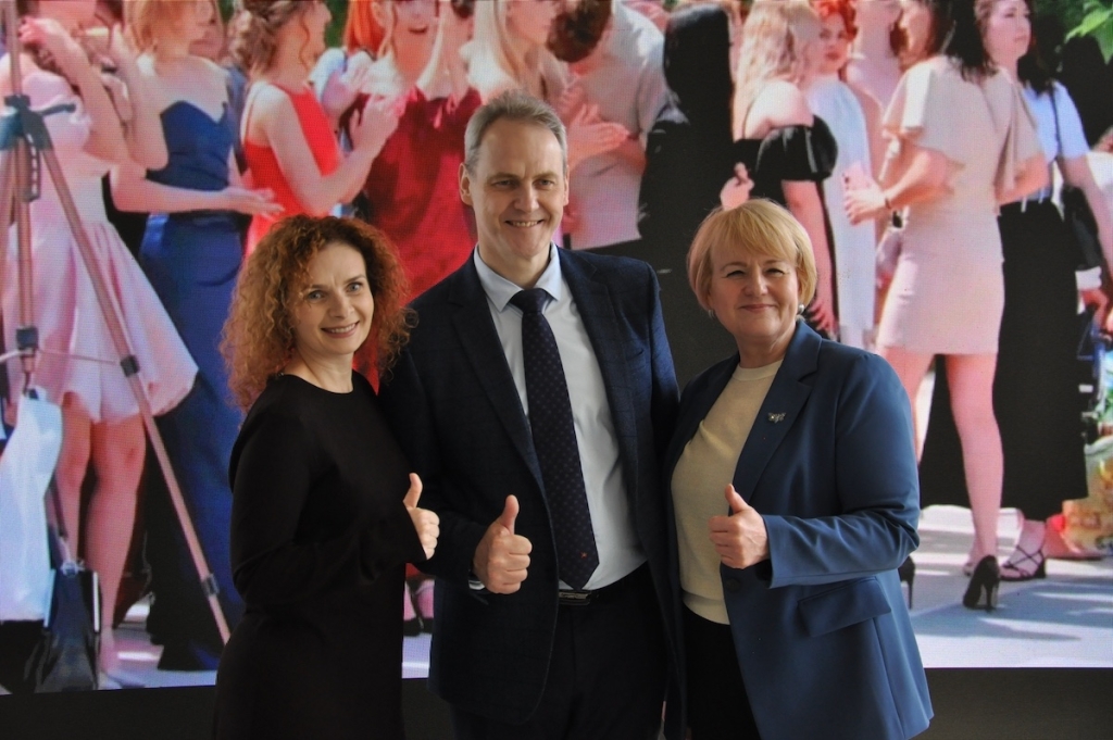 Заводская проходная в «Титов Арене»: промышленность Алтайского края встретилась с будущими кадрами