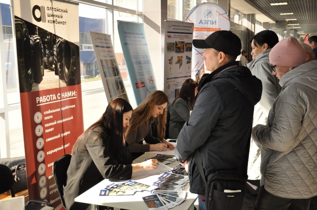 Заводская проходная в «Титов Арене»: промышленность Алтайского края встретилась с будущими кадрами