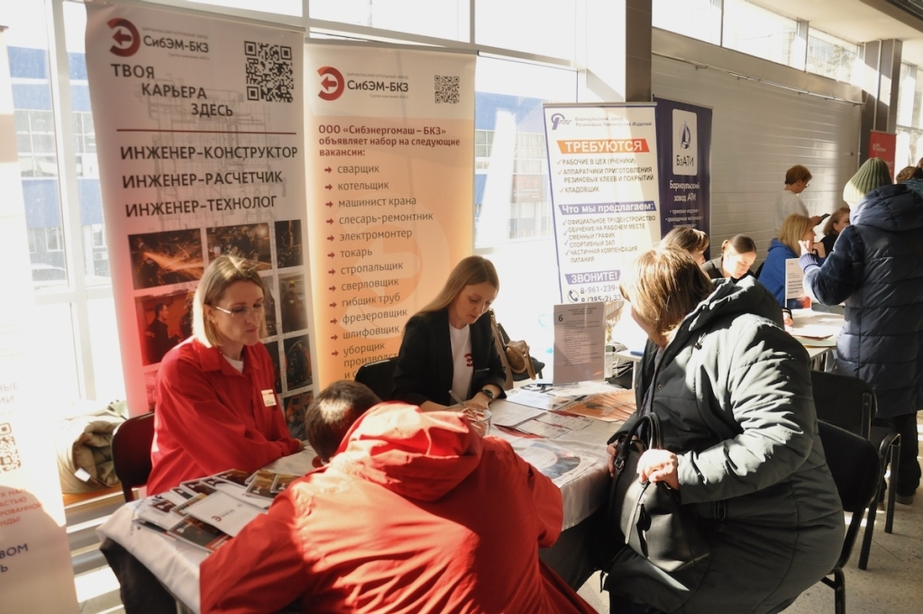 Заводская проходная в «Титов Арене»: промышленность Алтайского края встретилась с будущими кадрами