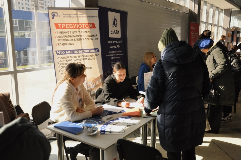 Заводская проходная в «Титов Арене»: промышленность Алтайского края встретилась с будущими кадрами