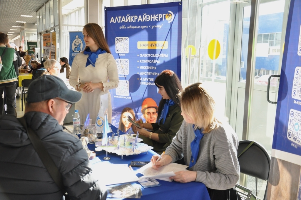 Заводская проходная в «Титов Арене»: промышленность Алтайского края встретилась с будущими кадрами
