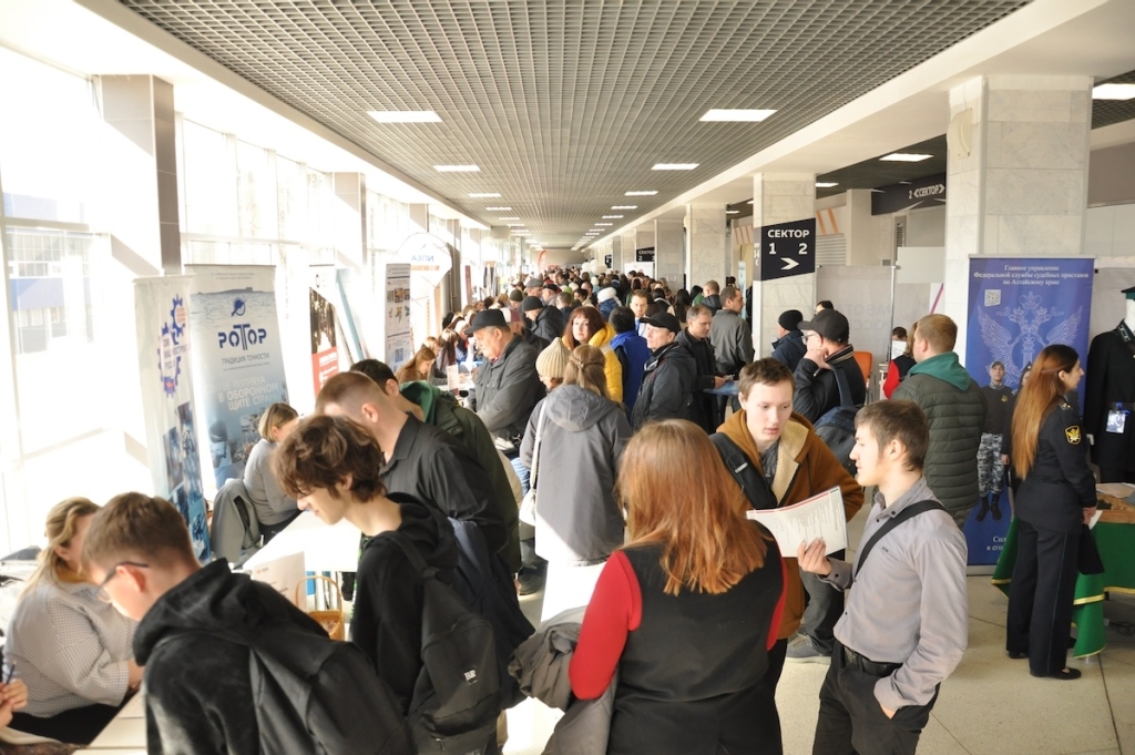 Заводская проходная в «Титов Арене»: промышленность Алтайского края встретилась с будущими кадрами