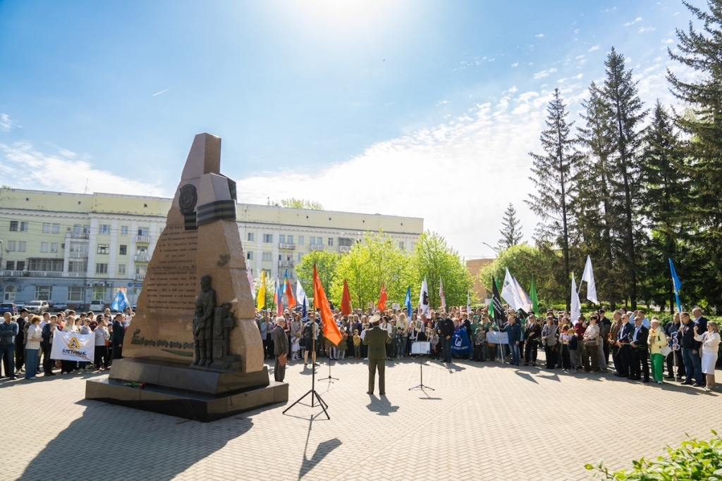 Память, которая объединяет поколения: промышленники Алтайского края провели митинг в честь 81-й годовщины Великой Победы