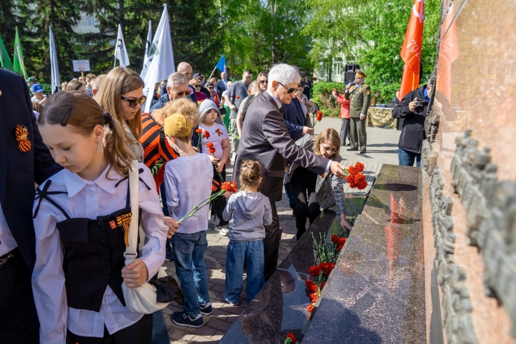 Память, которая объединяет поколения: промышленники Алтайского края провели митинг в честь 81-й годовщины Великой Победы