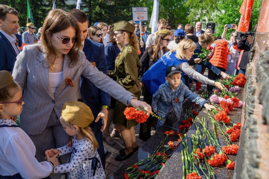 Память, которая объединяет поколения: промышленники Алтайского края провели митинг в честь 81-й годовщины Великой Победы