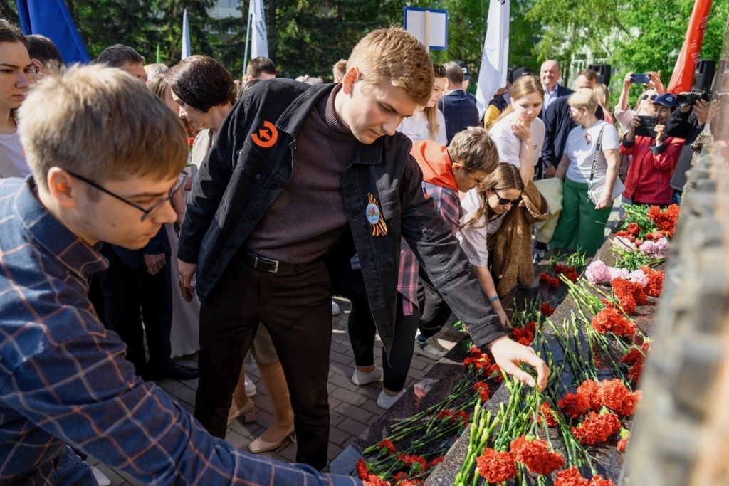 Память, которая объединяет поколения: промышленники Алтайского края провели митинг в честь 81-й годовщины Великой Победы