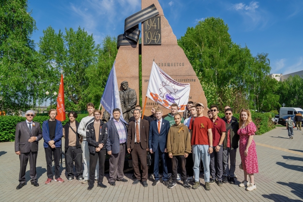Память, которая объединяет поколения: промышленники Алтайского края провели митинг в честь 81-й годовщины Великой Победы