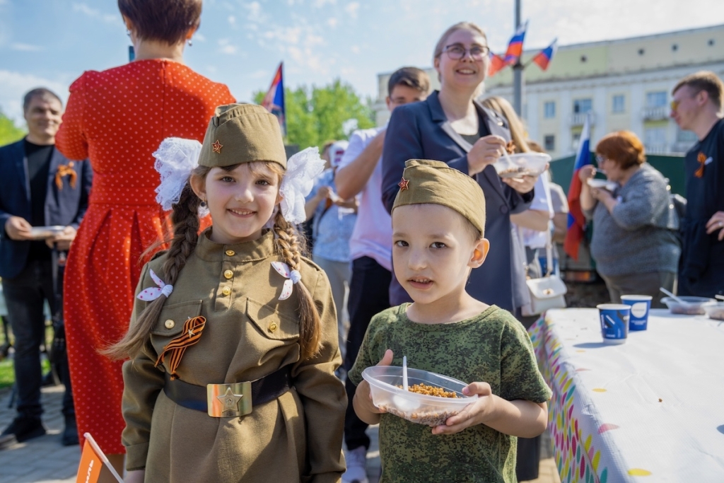 Память, которая объединяет поколения: промышленники Алтайского края провели митинг в честь 81-й годовщины Великой Победы
