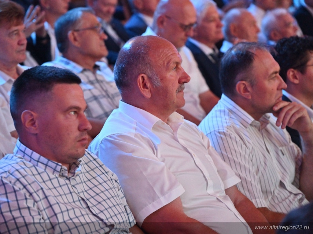 День промышленника – 2026 в Алтайском крае: награды людям труда и разговор о будущем отрасли